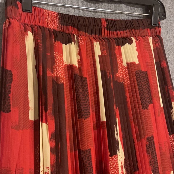 RED PATTERN PLEATED SKIRT SZPM - Picture 2 of 3